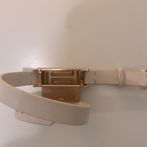 Tori Burch x Fitbit double wrap bracket. Gold fitting with neutral leather band. - Picture 7 of 7